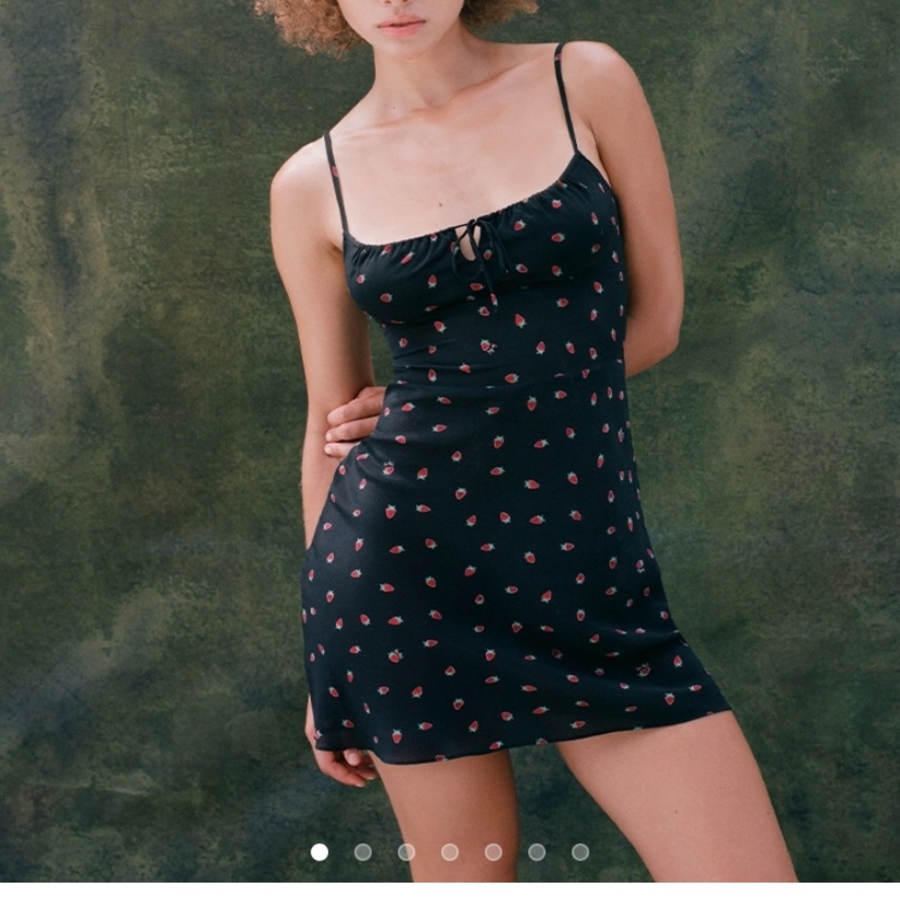 Realization par “the Inez” dress in black strawberry!